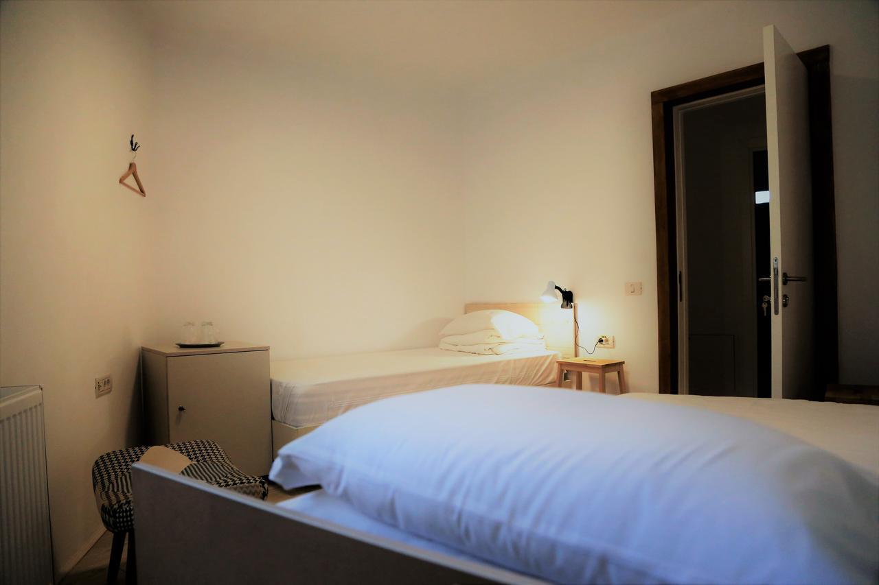 Bread&Breakfast Hostel Букурещ Екстериор снимка